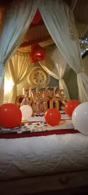 a bed with a crown and red balls on it at Bohemio Chic House - Alojamiento con vista al bosque a 45 minutos de Medellin en Santa Elena in Santa Elena