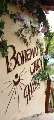 a sign on a building that saysoya city choo choo at Bohemio Chic House - Alojamiento con vista al bosque a 45 minutos de Medellin en Santa Elena in Santa Elena