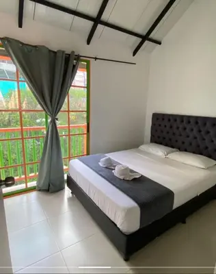 a bedroom with a bed and a window at Apartamento cómodo y tranquilo cerca al parque principal de Guatapé in Guatapé