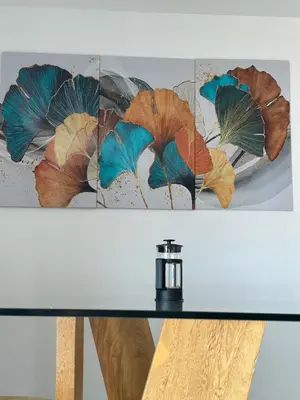 a picture of leaves on top of a table at Apartamento cómodo y tranquilo cerca al parque principal de Guatapé in Guatapé