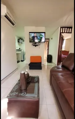 a living room with a couch and a flat screen tv at Apartamento Vacacional in San Carlos Antioquia in San Carlos