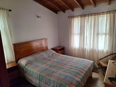 a bedroom with a bed and a window at Habitación en Casa San Miguel, Vereda El Plan, Santa Elena in Medellín