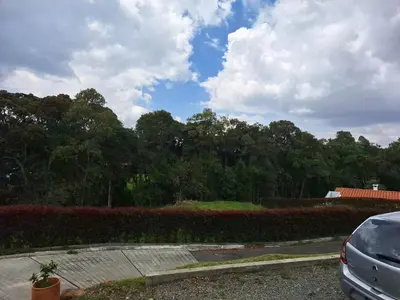 a car parked in a parking lot next to a hedge at Habitación en Casa San Miguel, Vereda El Plan, Santa Elena in Medellín