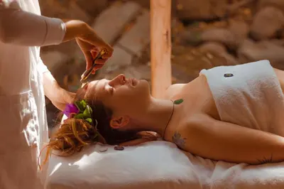 a woman laying in a bath tub getting her hair washed at Habitación en casa de campo via al aeropuerto in Copacabana