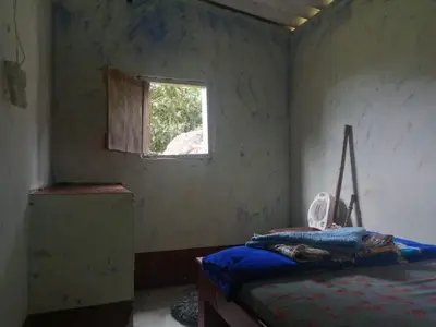 a small room with a bed and a window at Ermita del tinte in San Rafael