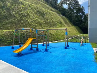 a playground with a yellow slide on a blue ground at Apto nuevo, tranquilo y central in Manizales