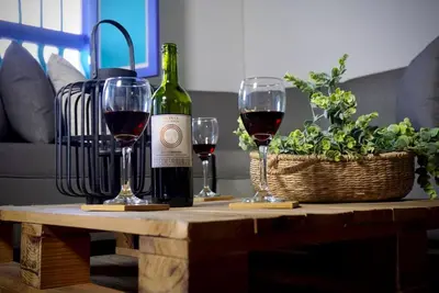 a bottle of wine and two glasses on a table at Inolvidable experiencia en Jericó, lugar tranquilo in Jericó