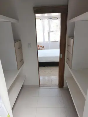 a bedroom with a bed and a mirror in a room at Agradable y comodo apartamento en Manizales, barrio Chipre in Manizales