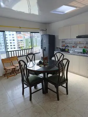 a kitchen with a table and chairs and a refrigerator at Agradable y comodo apartamento en Manizales, barrio Chipre in Manizales