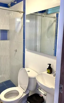 a bathroom with a toilet and a sink at Casa Campestre La Mesita in Palestina