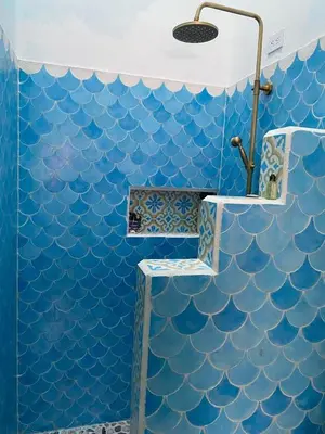 a mural of the ocean on a bathroom wall at La Casa del Colibrí in Jericó