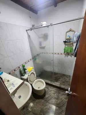 a bathroom with a shower and a toilet and a sink at comoda habitacion con baño compartido in Itagüí