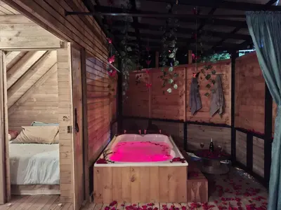 a bathroom with a pink bath tub in a room at Alma Cabañas y Spa in Guarne