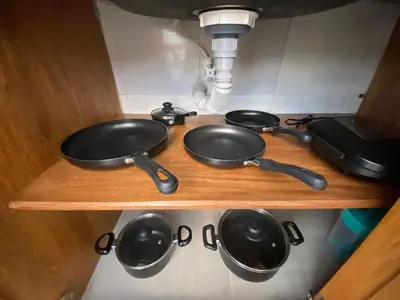 three pans on a wooden shelf in a kitchen at Horus Loft - Con Terraza en todo el Centro in Carmen de Viboral