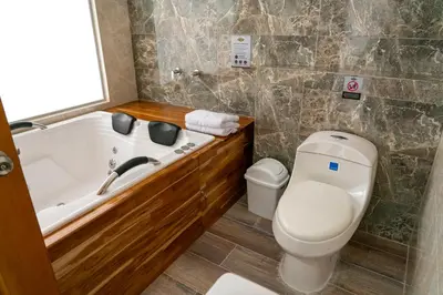a bathroom with a tub and a toilet and a sink at Hotel Las Vegas in Rionegro