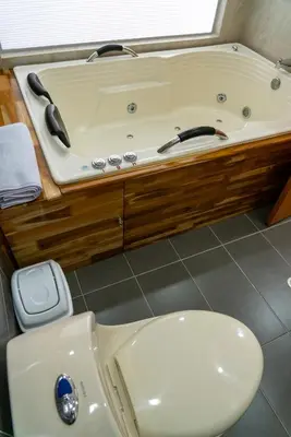 a bathroom with a toilet and a bath tub at Hotel Las Vegas in Rionegro