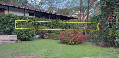 a garden with a yellow line on the side of a house at Finca en Sopetran in Sopetran