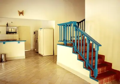 a blue staircase in a kitchen with a refrigerator at Villa Privada con entrada y salida 100 por ciento flexible in La Florida