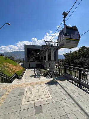 a gondola ride in the sky over a building at Medellin Apartamento con hermosa vista in Medellín