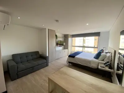 a bedroom with a bed and a couch at Suite de Lujo en Llano Grande - Piscina, jacuzzi, Turco, Gimnasio in Rionegro