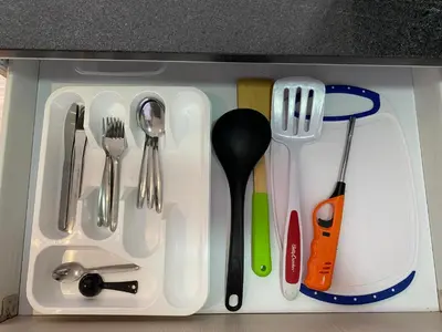 a plastic tray with utensils in a drawer at Suite de Lujo en Llano Grande - Piscina, jacuzzi, Turco, Gimnasio in Rionegro