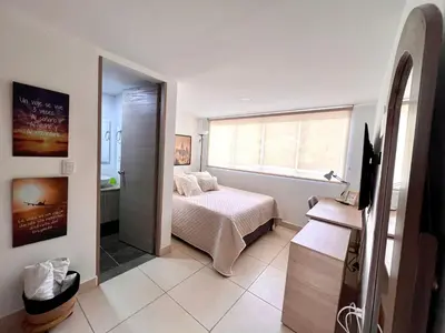 a bedroom with a bed and a window at Cálido mini apartamento in Manizales