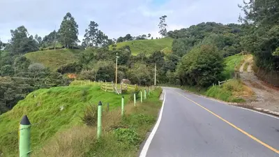 an empty road in the middle of a hill at EpicBK Casa Campestre en San Pedro Antioquia in Zatra Tobón