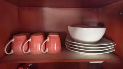 a shelf with plates and a bowl and a cup at EpicBK Casa Campestre en San Pedro Antioquia in Zatra Tobón