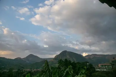 a cloudy sky with mountains in the background at Loft para grupos parqueadero gratis LIRIO in Jardin