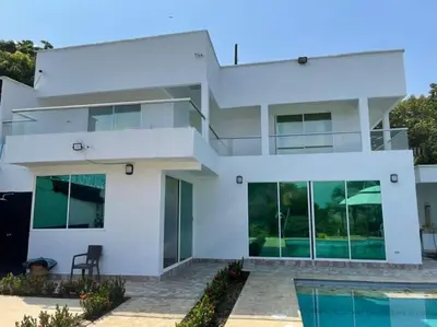 a white house with a swimming pool at Paraíso in San Jerónimo