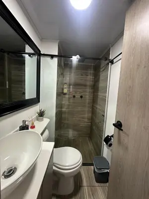 a bathroom with a toilet and a sink and a shower at Apartamento familiar y agradable in Manizales