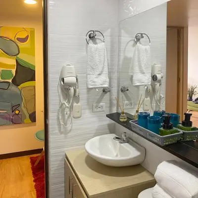 a bathroom with a sink and a mirror at Tu hogar temporal en Medellín, Moderno, cómodo, bien ubicado y WIFI 400 in Medellín