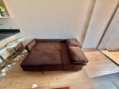 a brown couch sitting in a living room at Apartamento con amplia zona de trabajo in Rionegro
