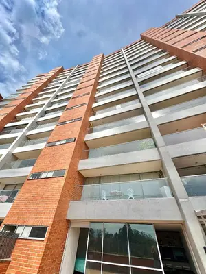 a tall brick building with windows on the side at Apartamento con amplia zona de trabajo in Rionegro