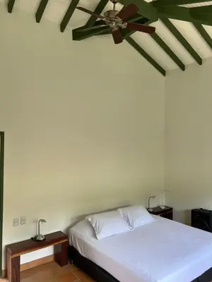 a bedroom with a ceiling fan and a bed at Disponible 4 enero 2026 hasta reyes-PASEOS GRANDES!!!-14 PAX-Hacienda Manantiales Paraíso Natural in Fredonia