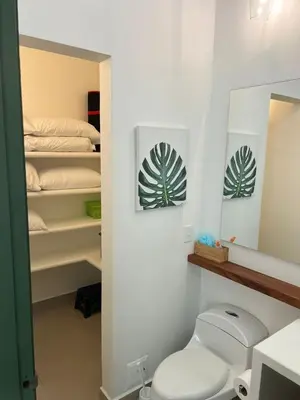 a bathroom with a toilet and a mirror at Disponible 4 enero 2026 hasta reyes-PASEOS GRANDES!!!-14 PAX-Hacienda Manantiales Paraíso Natural in Fredonia