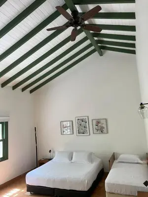 a bedroom with two beds and a ceiling fan at Disponible 4 enero 2026 hasta reyes-PASEOS GRANDES!!!-14 PAX-Hacienda Manantiales Paraíso Natural in Fredonia