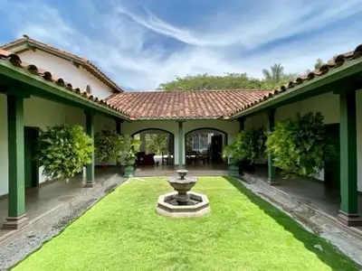 a house with a fountain in the middle of a yard at Disponible 4 enero 2026 hasta reyes-PASEOS GRANDES!!!-14 PAX-Hacienda Manantiales Paraíso Natural in Fredonia