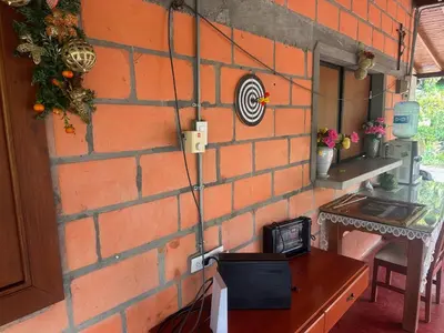 a brick wall with a table next to a table with a radio at Finca Hotel Ganadera La Bonita in Cantimplora