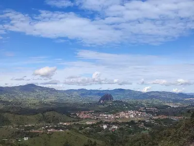 a view of a city with a mountain in the distance at DESCANSO DEL ARRIERO - Su Mejor Descanso en Guatapé in Guatapé