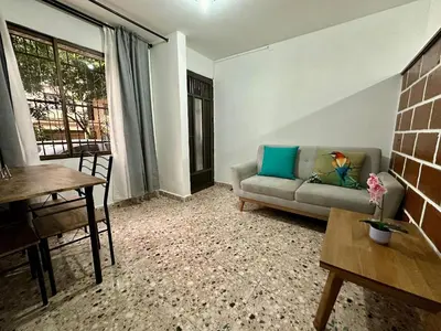 a living room with a couch and a table at Cómodo en zona residencial a 1m de Av. el poblado in Envigado