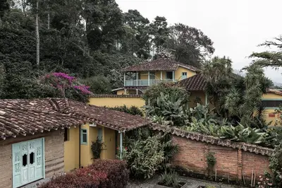 a house on the side of a hill with plants at HACIENDA LA SIERRA Finca cafetera de lujo Fredonia in Fredonia