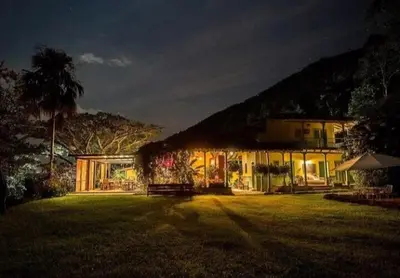 a house with a large yard at night at HACIENDA LA SIERRA Finca cafetera de lujo Fredonia in Fredonia