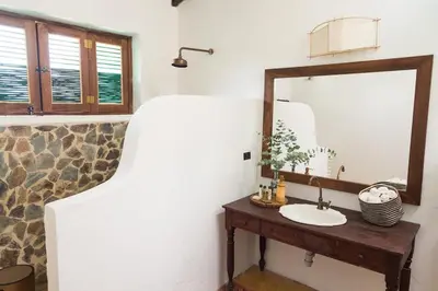 a bathroom with a sink and a mirror at HACIENDA LA SIERRA Finca cafetera de lujo Fredonia in Fredonia