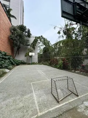 a basketball court with a net in a building at Apartamento en el Poblado junto al cc Santa Fe in Medellín