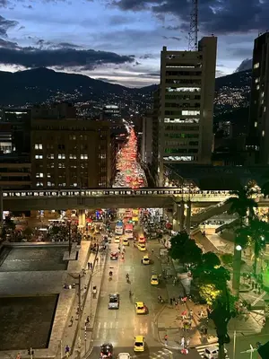 a busy city street with cars on the road at Lujoso Apartamento a Pasos del Metro de Medellin in Medellín