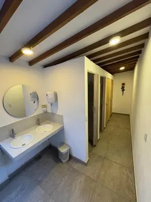 a bathroom with two sinks and a mirror at Vivienda turística Casa Rionegro colonial in Rionegro