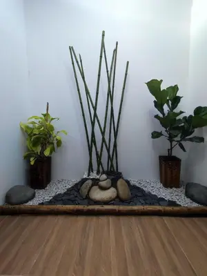 a room with plants and rocks on a floor at habitación campestre para pareja LAVANDA in Jardin