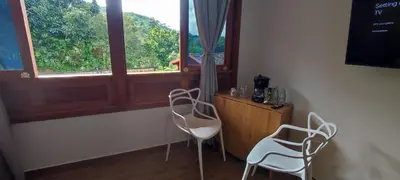 a room with two chairs and a table and a window at habitación campestre para pareja LAVANDA in Jardin