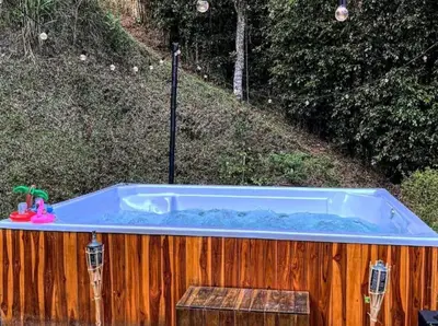 a jacuzzi tub in a wooden fence at Villa cerca al aeropuerto in Guarne